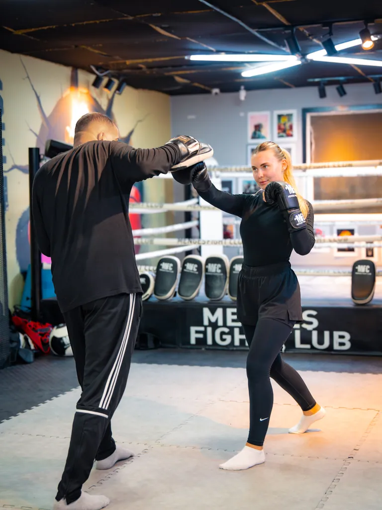 Mengeş Fight Club’da kadın sporcunun antrenörle lapa çalışması
