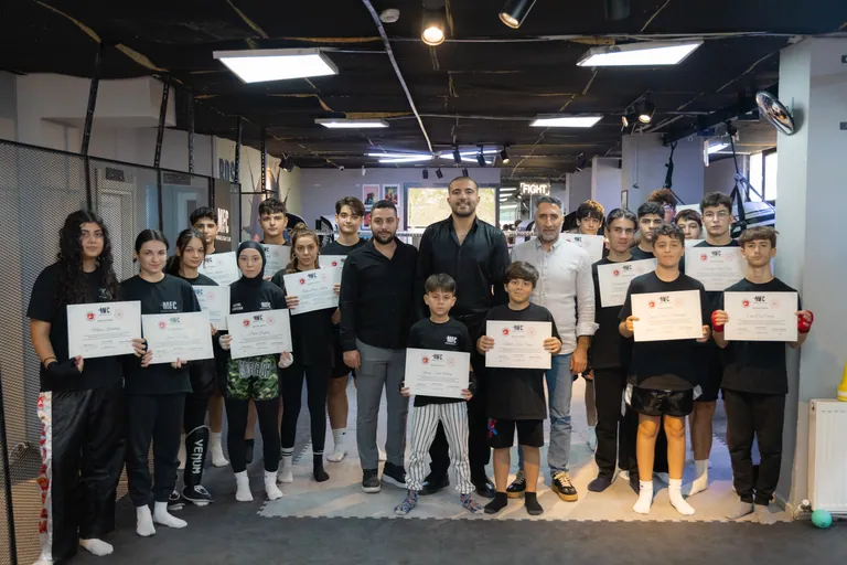 Eylül kuşak sınavı sonunda Mengeş Fight Club sporcuları ve antrenörleri birlikte